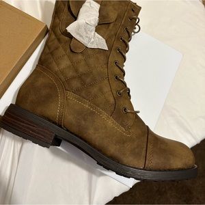 Camel colored women’s boots lace and zip up
